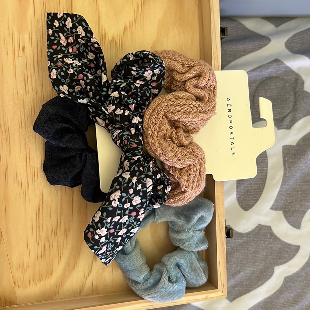 HAIR SCRUNCHIES (4)